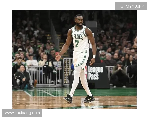 杰伦布朗上半场火力全开狂砍27分5篮板5助攻3抢断三分球命中率惊人